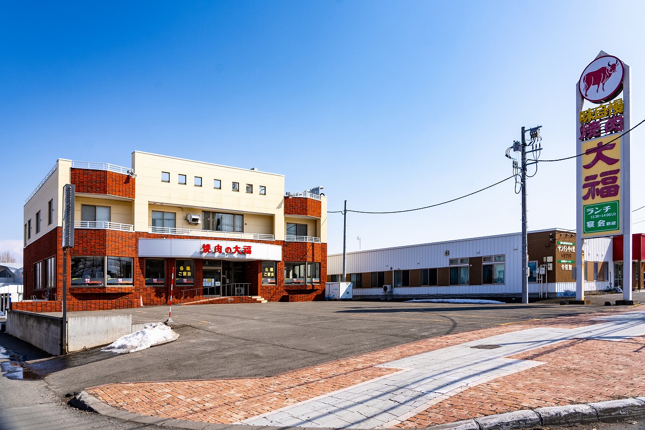 大きな看板が迎える焼肉の大福